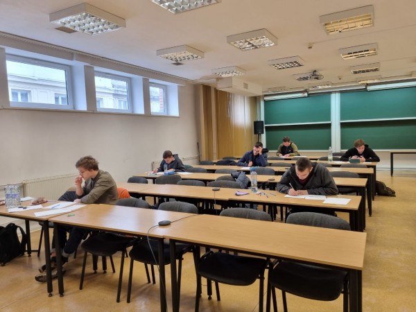 uczniowie piszący test