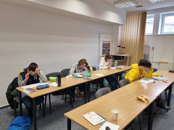uczniowie piszący test